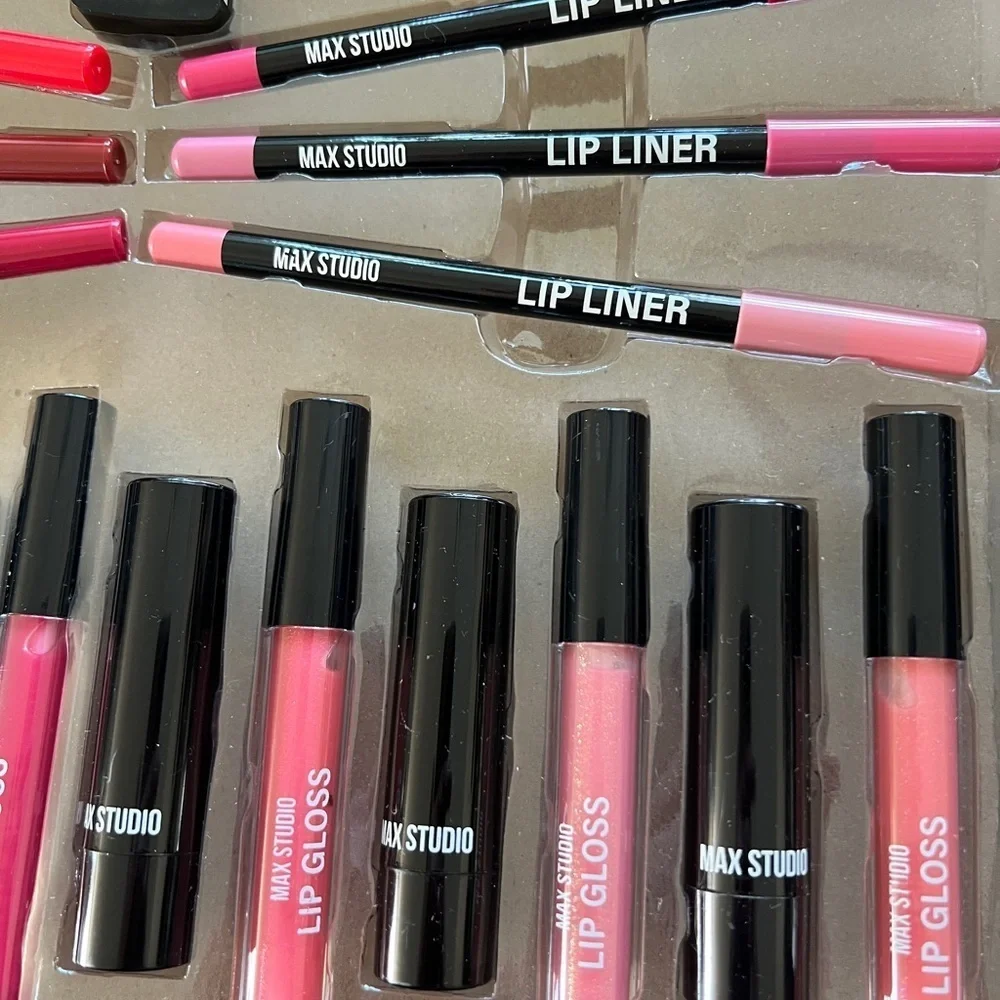 18 piece Max Studio Ultimate Lip 💋 Kit